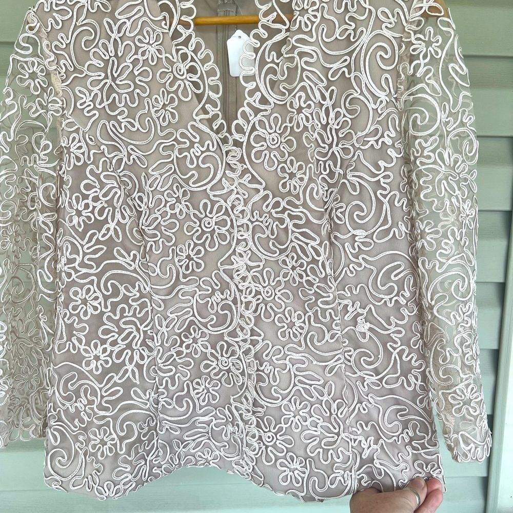 Alex Evenings cream lace Top with beige sleeveless built in underlay~elegant
